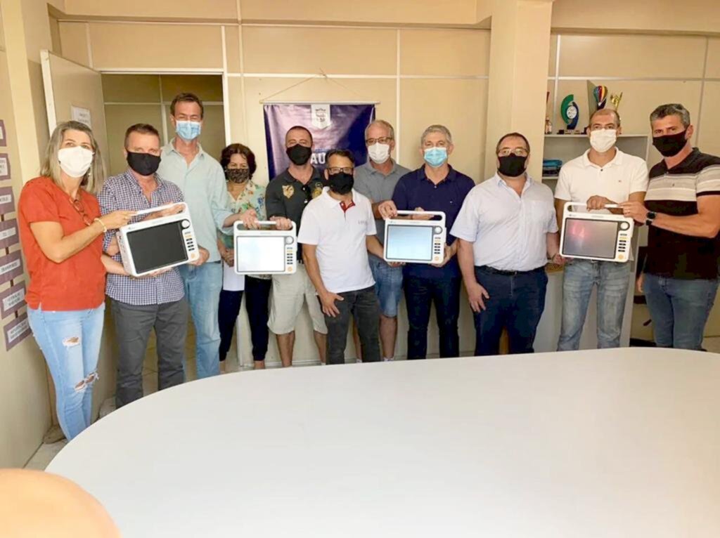 ACTOR DOA QUATRO MONITORES DE SINAIS VITAIS PARA CONTRIBUIR NO COMBATE AO COVID-19 EM TORRES