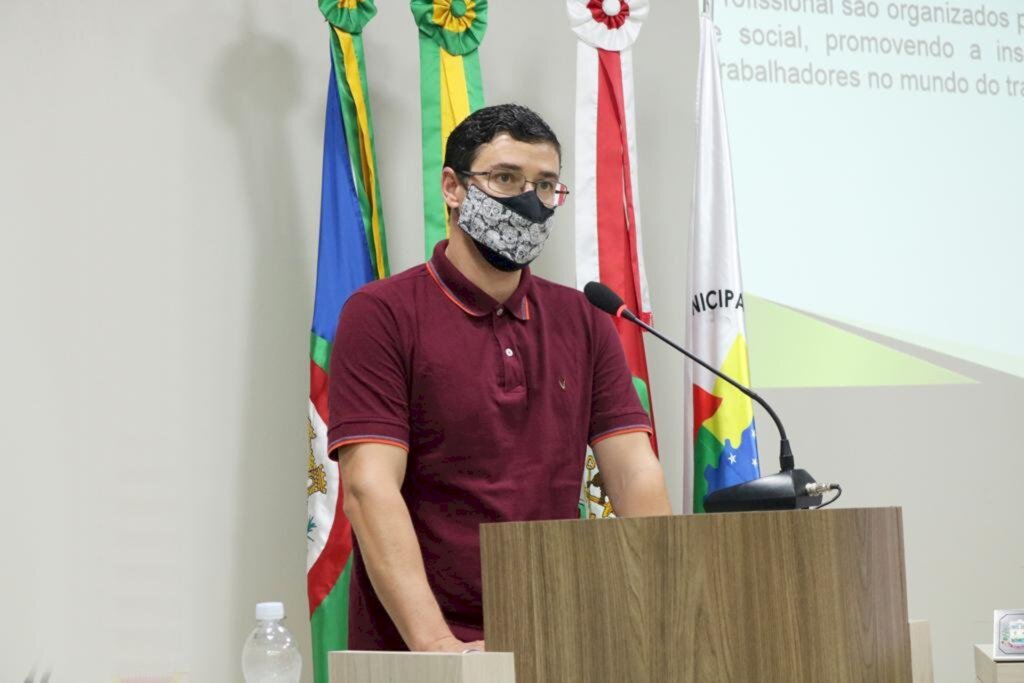 ENGENHEIRO DIEGO DAMIANI PRESTA  ESCLARECIMENTO AOS VEREADORES NA CÂMARA DE PRAIA GRANDE