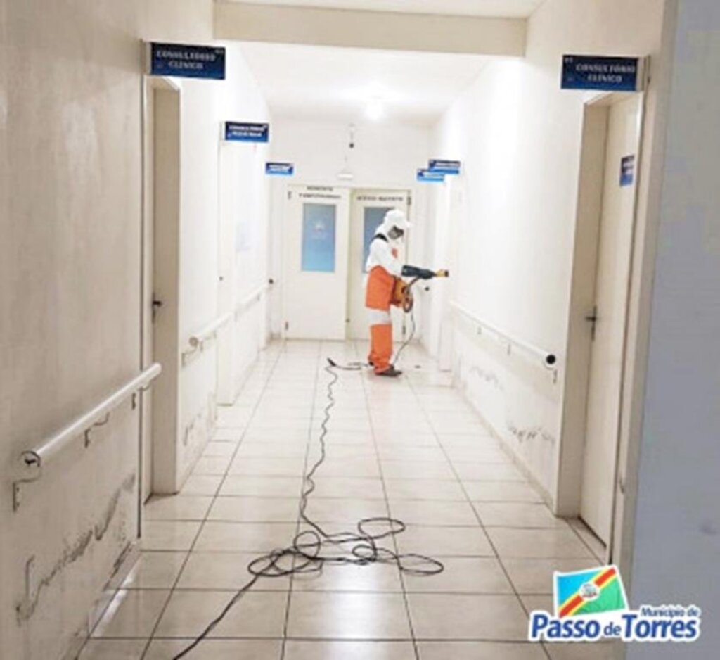 ADMINISTRAÇÃO MUNICIPAL REALIZA A HIGIENIZAÇÃO DOS SETORES DA PREFEITURA EM PASSO DE TORRES