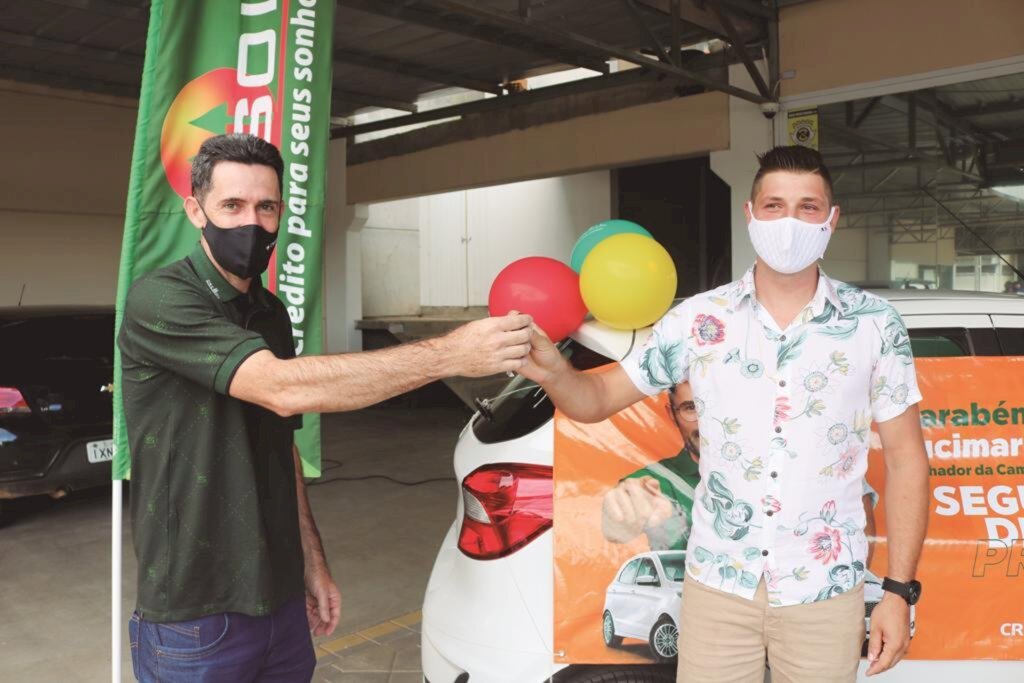 CRESOL ENTREGA VEÍCULO 0KM A GANHADOR DO SEGURO DE VIDA ICATU COOPERA