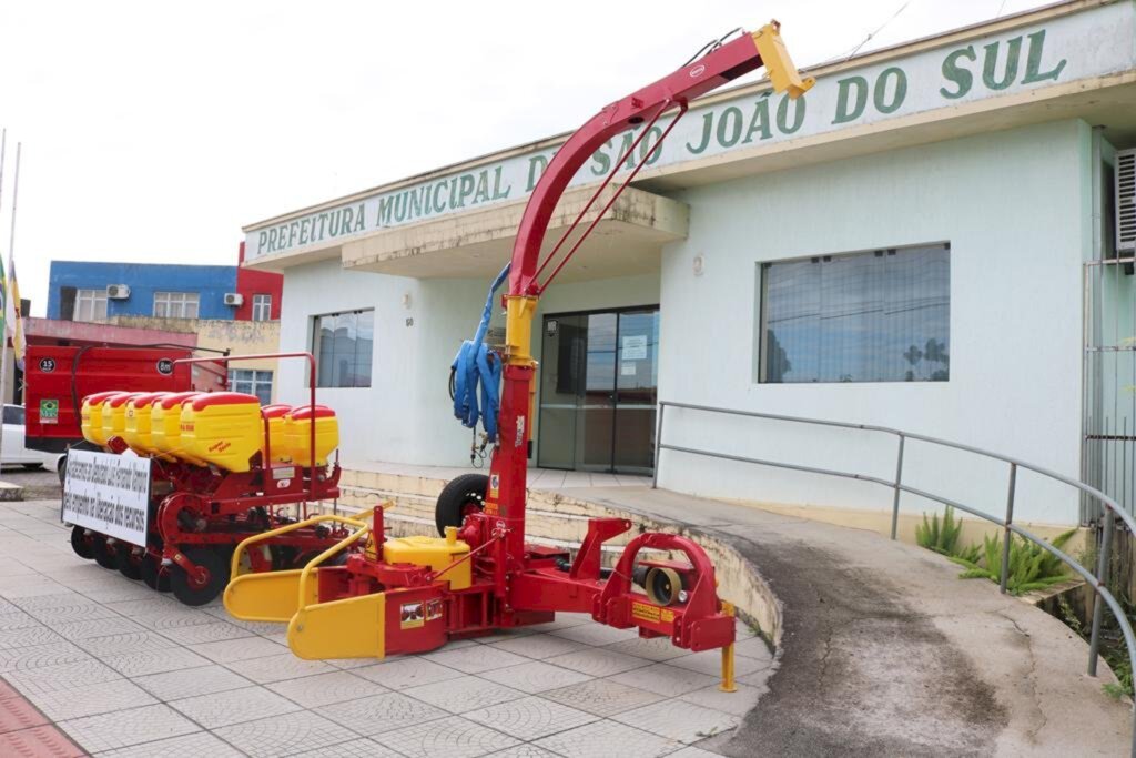PREFEITURA ENTREGA  EQUIPAMENTOS PARA  O SINDICATO DOS  TRABALHADORES RURAIS