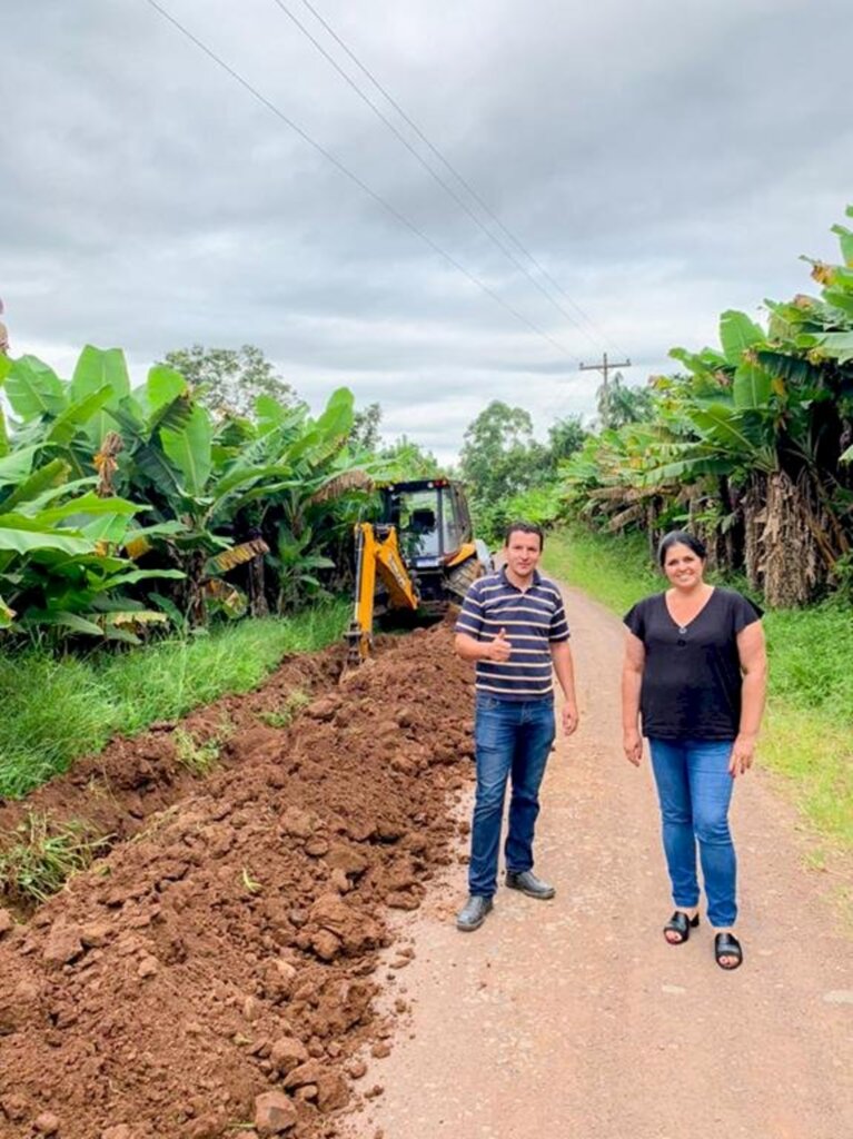 PREFEITA EM EXERCÍCIO LEONI ACOMPANHA  OBRAS DA REDE DE ÁGUA