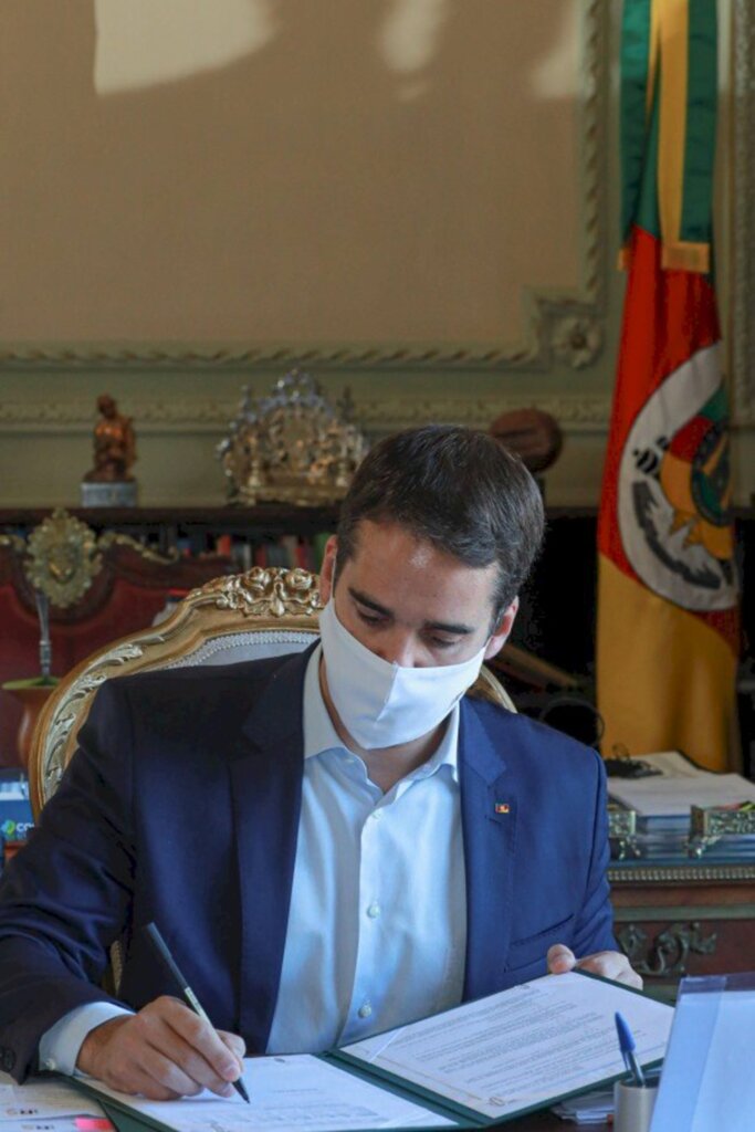 Itamar Aguiar / Palácio Piratini - Na assinatura, Leite agradeceu a deputados 