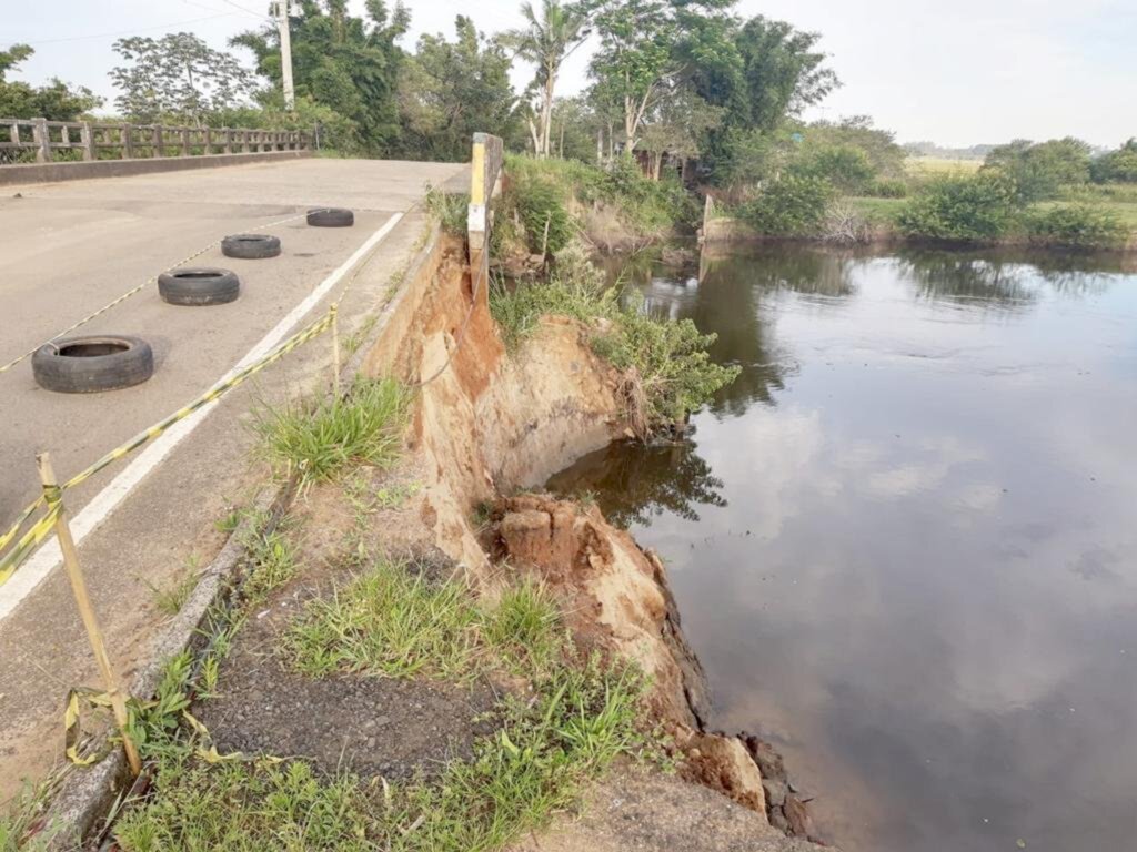 PREFEITURA DE PASSO DE TORRES BUSCA AJUDA DA DEFESA CIVIL PARA ARRUMAR PONTE SOBRE O RIO DA BARRA
