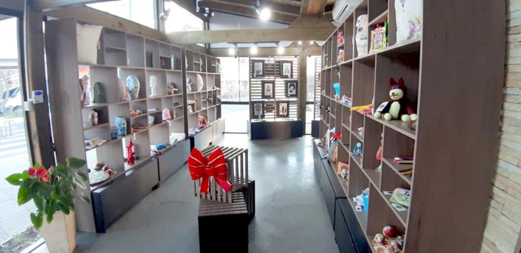 VISITE A CASA DA TERRA E DO ARTESANATO EM TORRES: 'TEM ARTE PARA TODOS OS GOSTOS E BOLSOS'