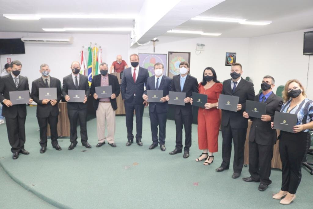 PREFEITOS, VICE-PREFEITOS E VEREADORES ELEITOS SÃO DIPLOMADOS PELA JUSTIÇA ELEITORAL