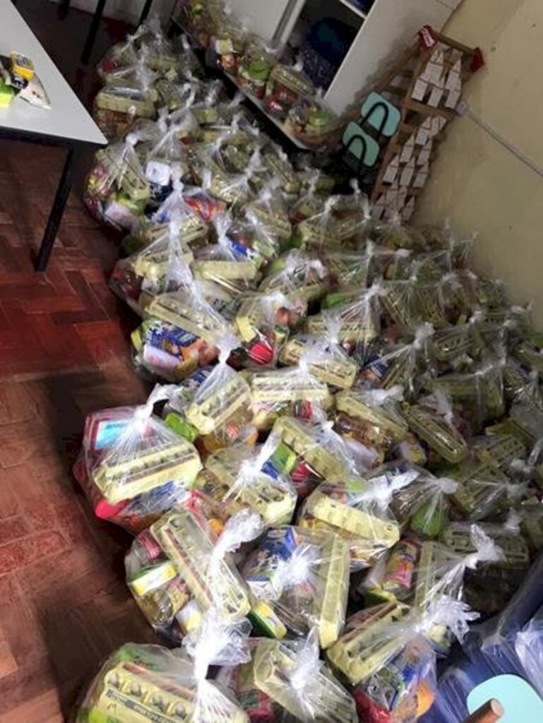 NA PANDEMIA, SECRETARIA MUNICIPAL DE EDUCAÇÃO ENTREGOU 16 MIL KITS DE ALIMENTAÇÃO EM TORRES