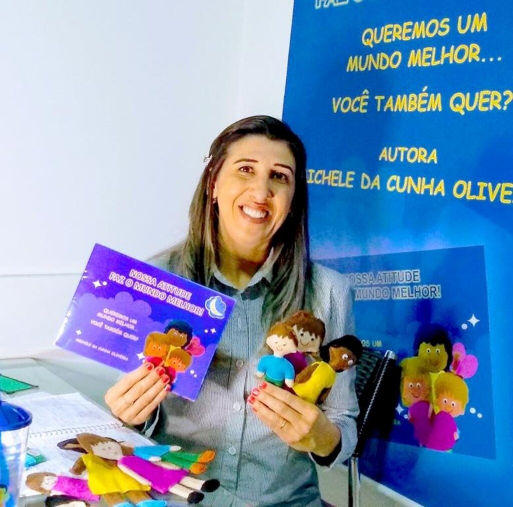PROFESSORA MICHELE DA CUNHA OLIVEIRA  LANÇA LIVRO INFANTIL