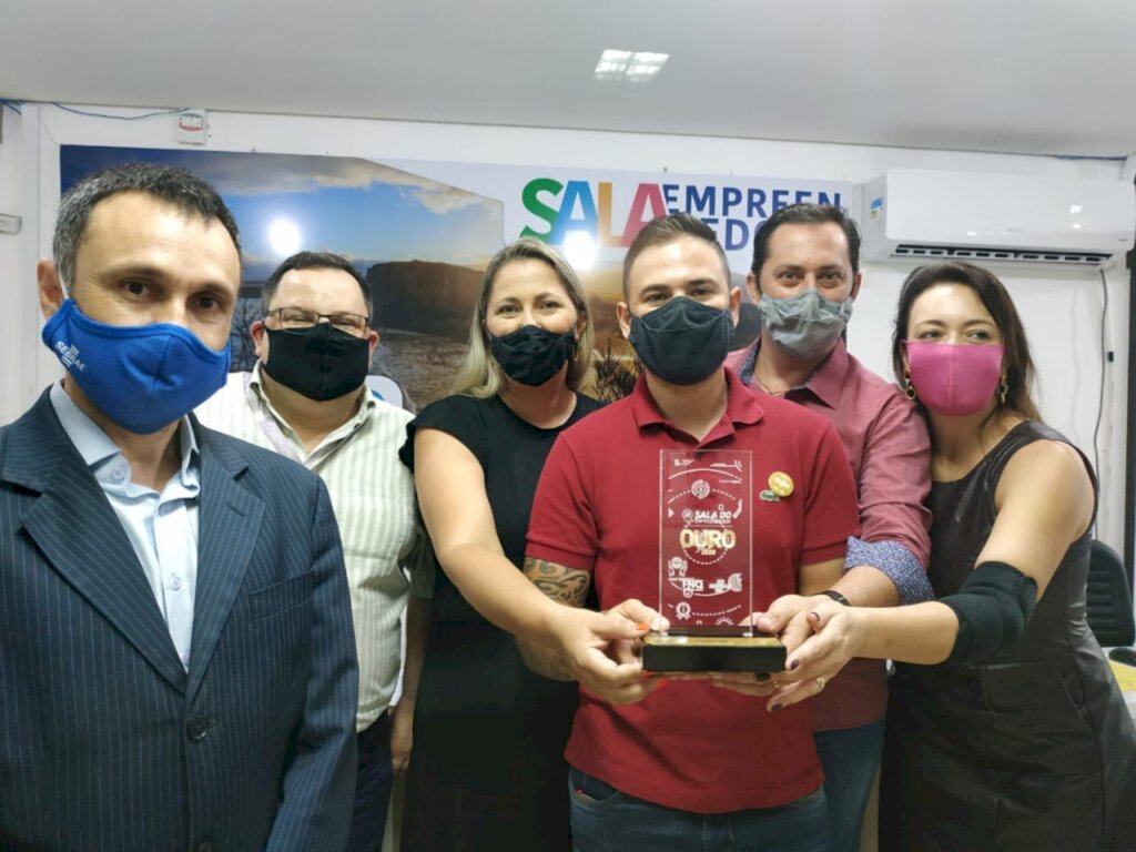 SALA DO EMPREENDEDOR DE TORRES RECEBE O TROFÉU OURO DA FNQ, ÚNICA NO LITORAL NORTE E JUNTO COM PORTO ALEGRE, NA REGIÃO METROPOLITANA