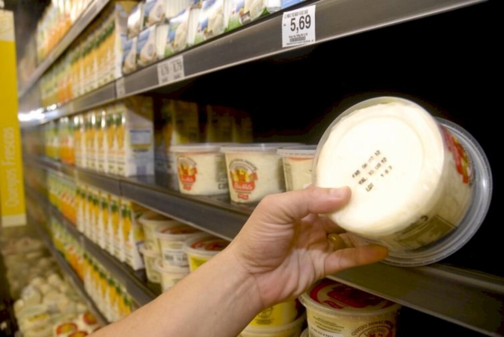 Tânia Rêgo/Arquivo/Agência Brasil - Pesquisa mostra que maioria dos consumidores confere data de validade dos produtos -