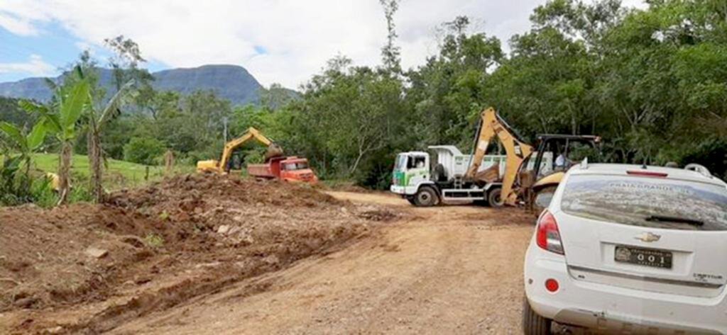 PREFEITO HENRIQUE MACIEL ACOMPANHA OBRAS NA ESTRADA ROTA DOS TROPEIROS ATÉ VILA ROSA