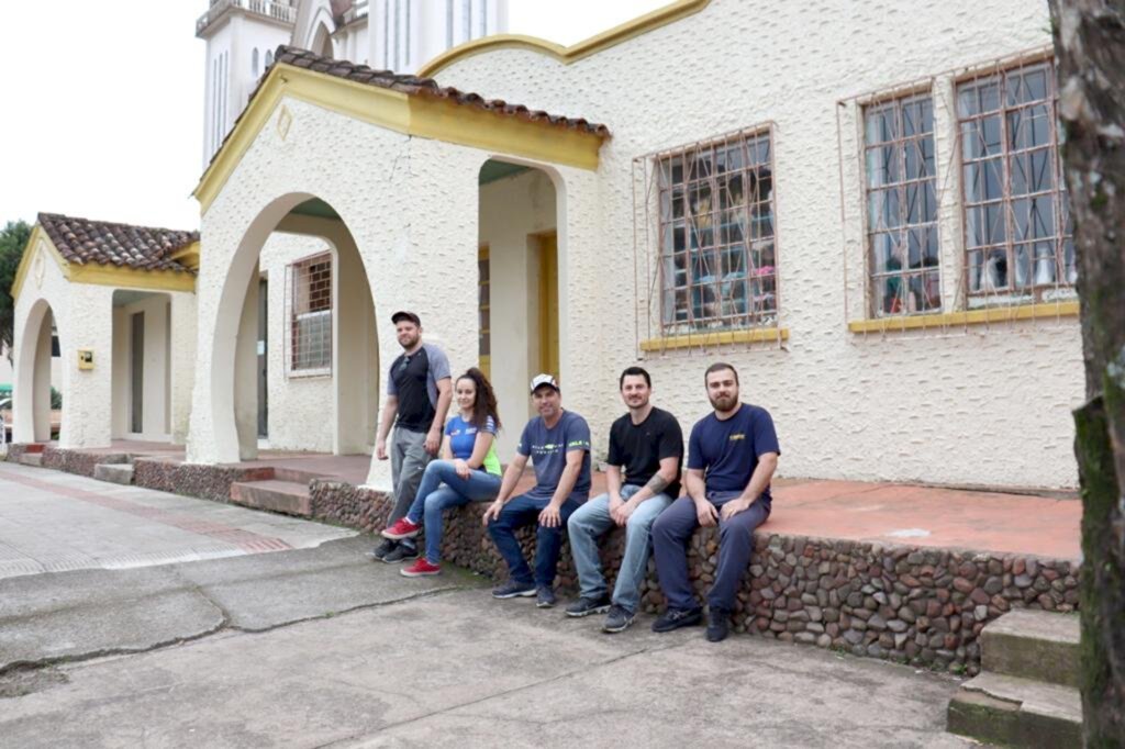 EMPRESÁRIOS FAZEM RESTAURAÇÃO DA PINTURA DE CONSTRUÇÃO HISTÓRICA EM PRAIA GRANDE