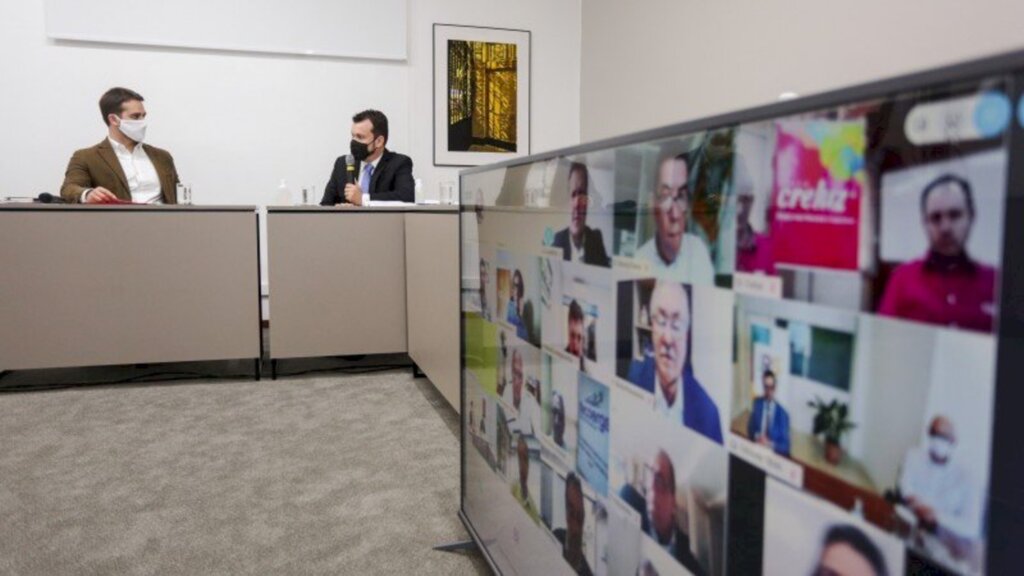 Felipe Dalla Valle / Palácio Piratini - Governador Leite e secretário do Meio Ambiente e Infraestrutura, Artur Lemos, na assinatura realizada por videoconferência