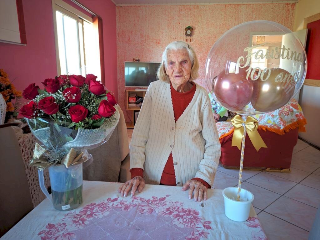 DONA FAUSTINA COMEMORA SEUS 100 ANOS DE IDADE