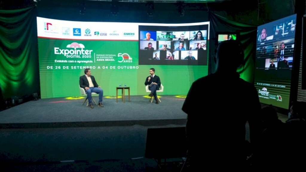 Gustavo Mansur / Palácio Piratini - Governador Leite (D) e secretário Covatti Filho (E) detalharam como será a Expointer em formato inovador