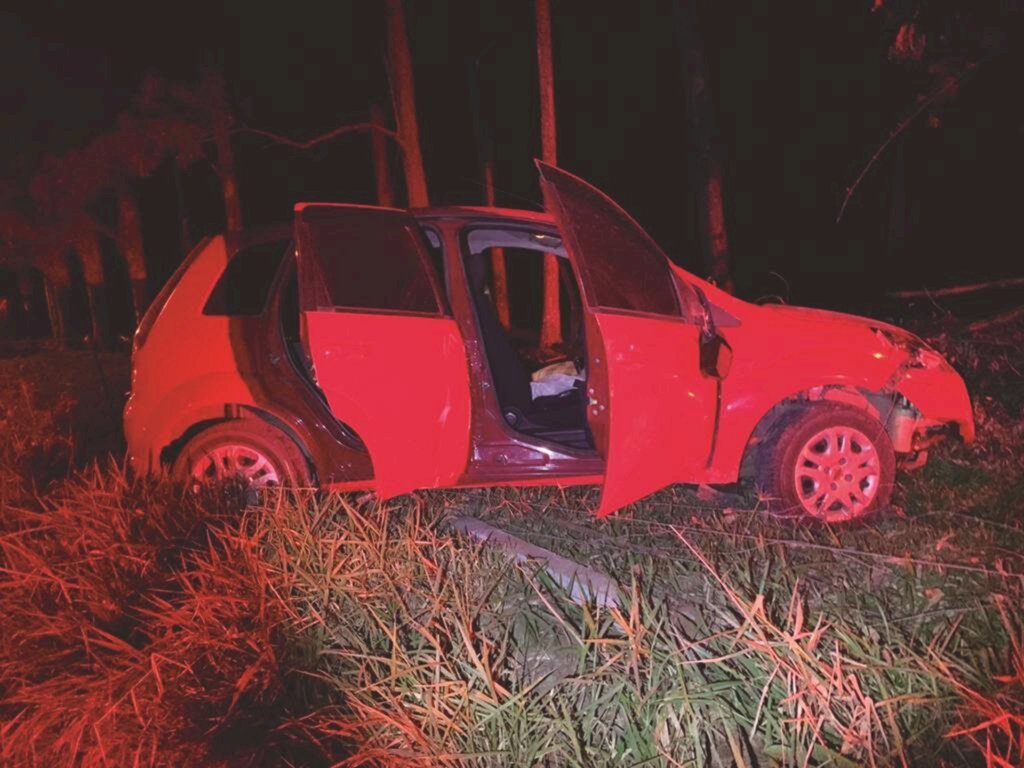 VEÍCULO CAPOTA APÓS PERSEGUIÇÃO  EM SÃO JOÃO DO SUL