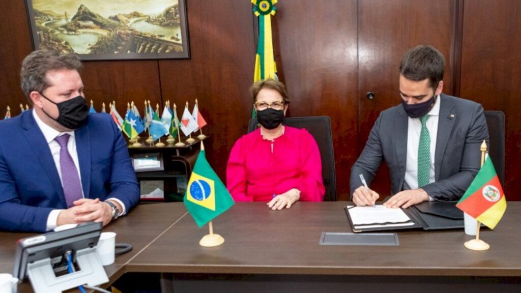 Gustavo Mansur / Palácio Piratini - Governador Leite assina termo, já assinado pela ministra Tereza Cristina, acompanhado do secretário Covatti Filho, em Brasília