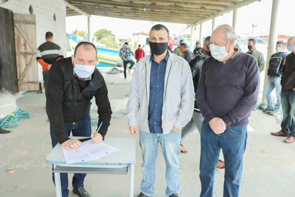 PREFEITO JONAS ASSINA ORDEM DE SERVIÇO PARA PAVIMENTAÇÃO DA RUA DO ESTALEIRO EM PASSO DE TORRES