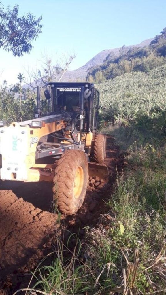 SECRETARIA DE AGRICULTURA SEGUE MELHORANDO ESTRADAS EM MORRINHOS DO SUL