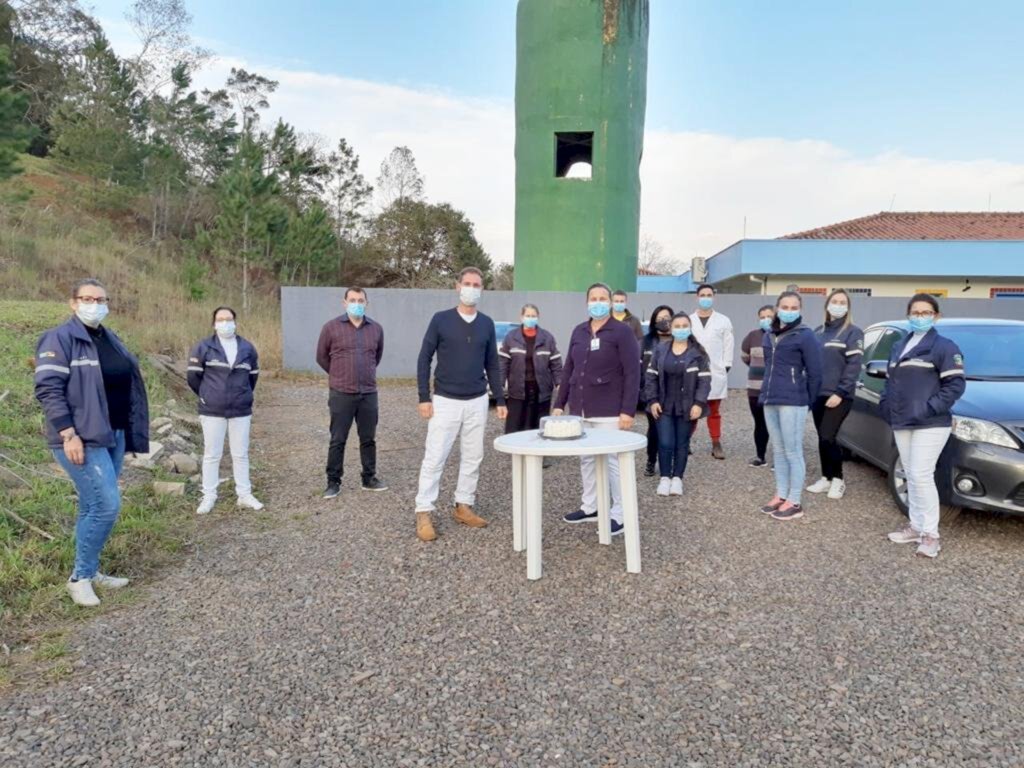 SERVIDORES DA SAÚDE SÃO RECEPCIONADOS POR COLEGAS APÓS SE CURAREM DO COVID-19 EM MORRINHOS DO SUL