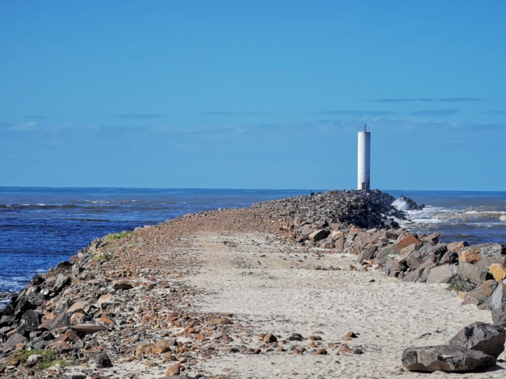 REINICIAM OBRAS DE RECUPERAÇÃO DOS MOLHES PARA REVITALIZAÇÃO TOTAL DO PONTO TURÍSTICO DE TORRES