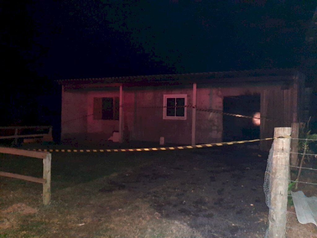 RESIDÊNCIA É PARCIALMENTE QUEIMADA PELO FOGO EM PASSO DE TORRES