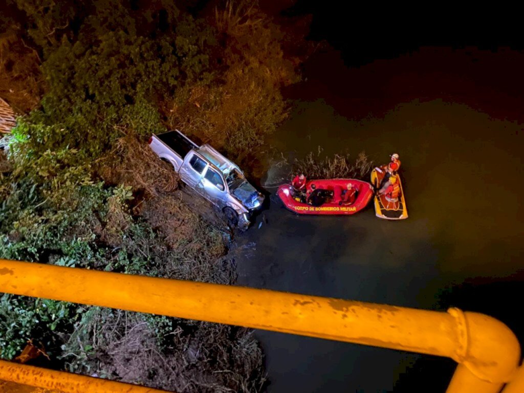 HOMEM PERDE A VIDA APÓS CAMINHONETE CAIR NO RIO ARARANGUÁ