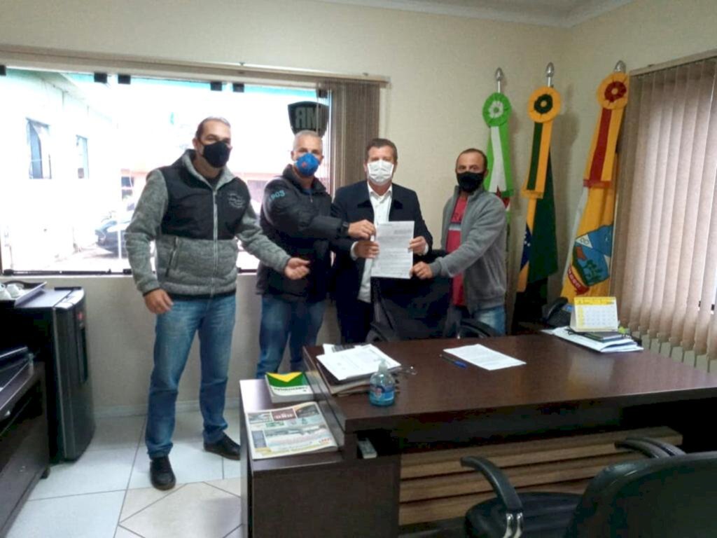 PREFEITO MOACIR TEIXEIRA FIRMA  NOVO CONVÊNIO COM A APAE EM SÃO JOÃO DO SUL