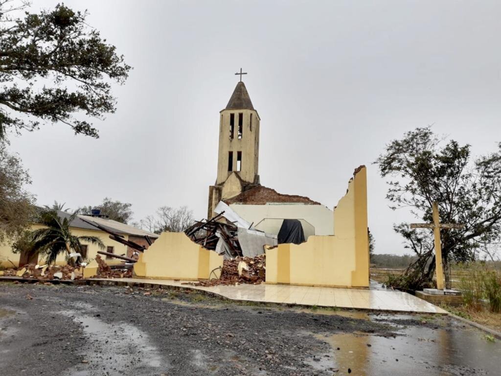 IGREJA DE TRÊS IRMÃOS CAI COM O CICLONE E  COMUNIDADE LANÇA CAMPANHA DE RECONSTRUÇÃO EM PRAIA GRANDE