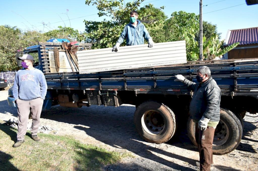 PREFEITURA DE TORRES DISTRIBUI TELHAS PARA 30  FAMÍLIAS ATINGIDAS PELO CICLONE BOMBA