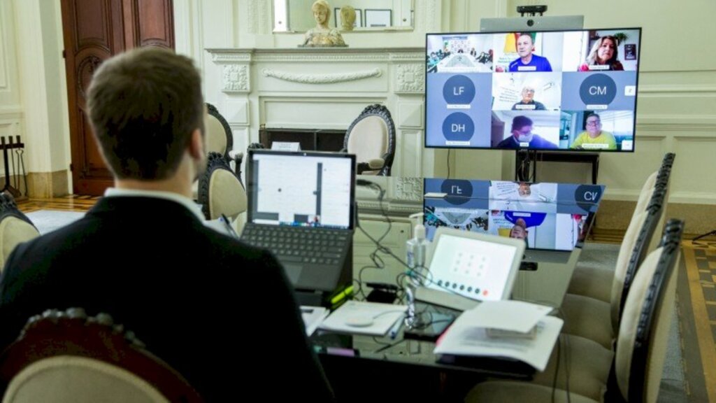 Gustavo Mansur/Palácio Piratini - Deputados federais e estaduais, senadores e presidentes de Apaes participaram da videoconferência com o governador
