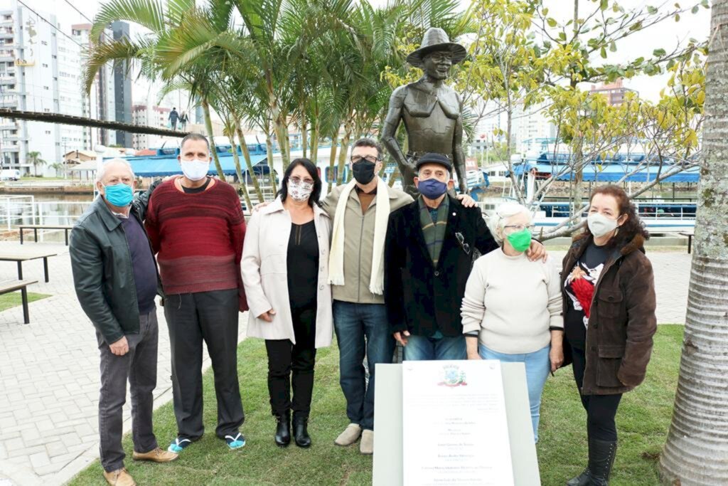 ADMINISTRAÇÃO MUNICIPAL DE PASSO DE TORRES INAUGURA MONUMENTO ALUSIVO AO PESCADOR