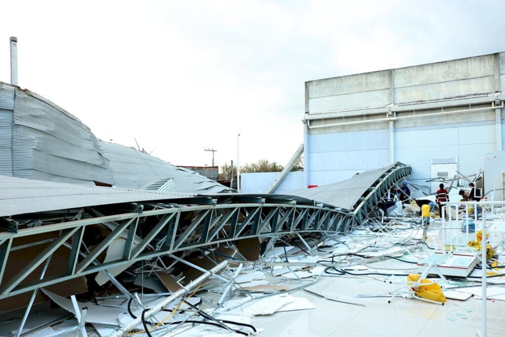 CICLONE ASSUSTA MORADORES E DEIXA  RASTRO DE DESTRUIÇÃO E PREJUÍZOS