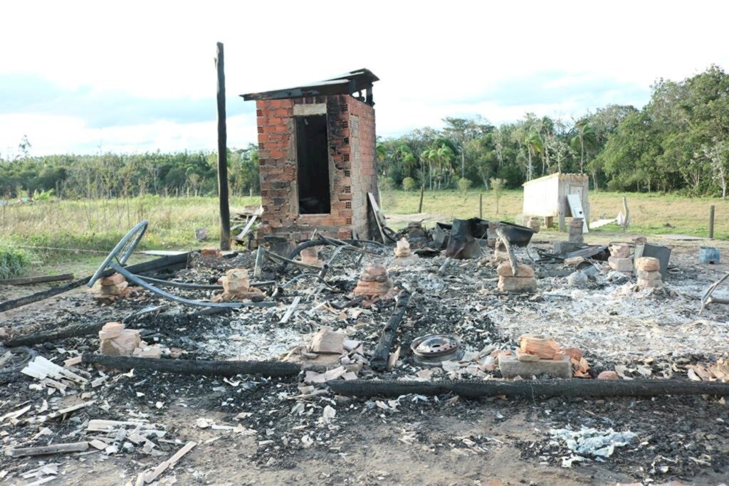 FOGO DESTRÓI CASA E DEIXA FAMÍLIA DESABRIGADA EM SÃO JOÃO DO SUL