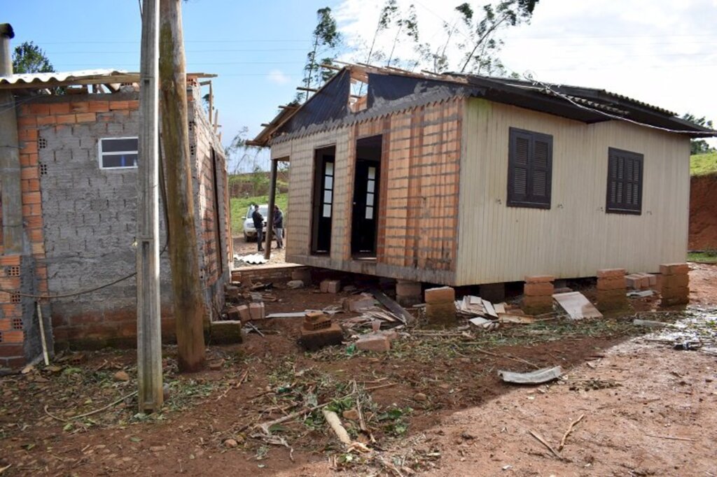  - CASA SE DESLOCOU COM A FORÇA DO VENTO