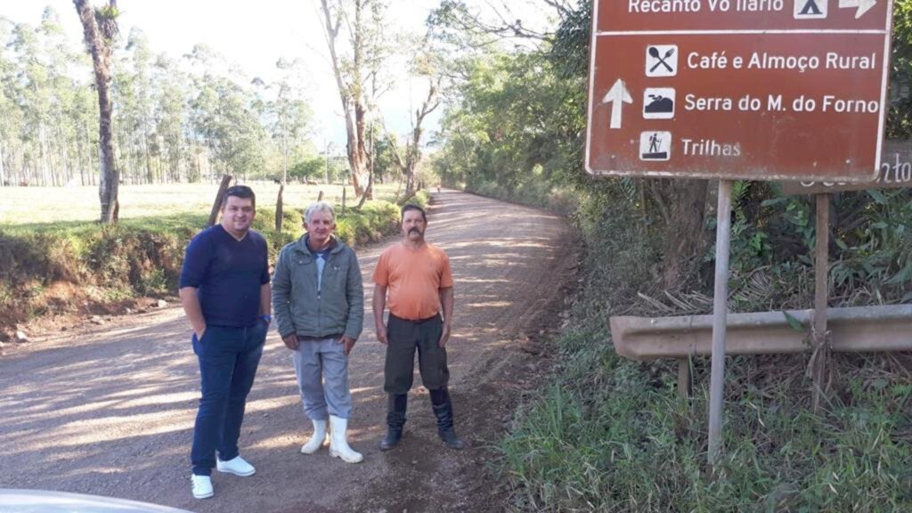 PREFEITURA DE MORRINHOS DO SUL FAZ RECUPERAÇÃO E  ENSAIBRAMENTO DE ESTRADAS