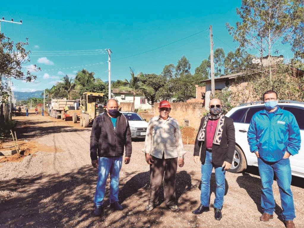 PREFEITO E DIRETORES ACOMPANHAM AVANÇO DAS OBRAS NO BAIRRO PÉ DA SERRA EM PRAIA GRANDE