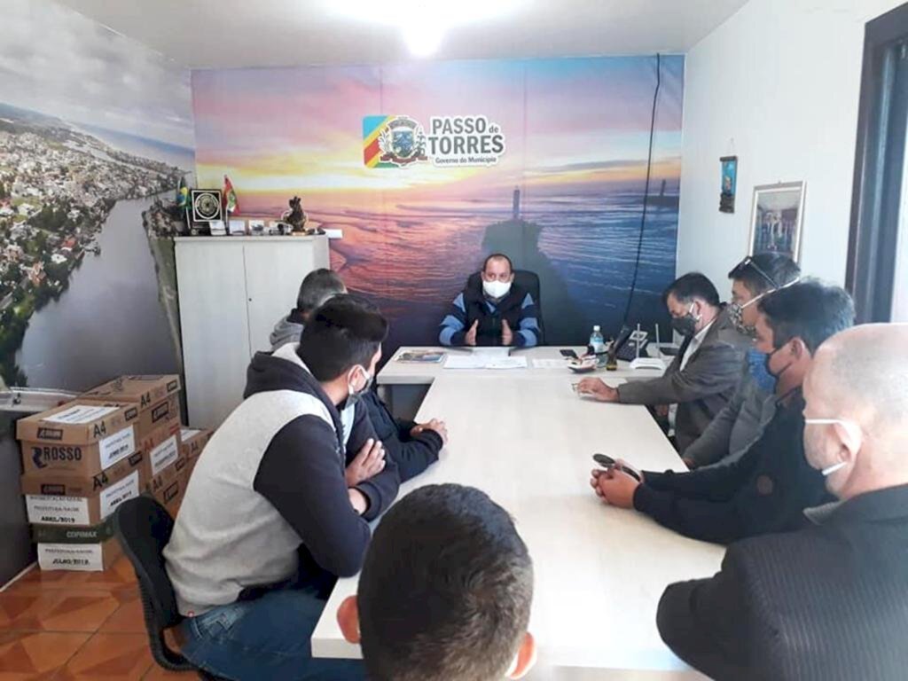 DESASSOREAMENTO  DA BARRA EM PASSO DE TORRES É TEMA DE REUNIÃO ENTRE  ADMINISTRAÇÃO MUNICIPAL, VEREADORES  E PESCADORES
