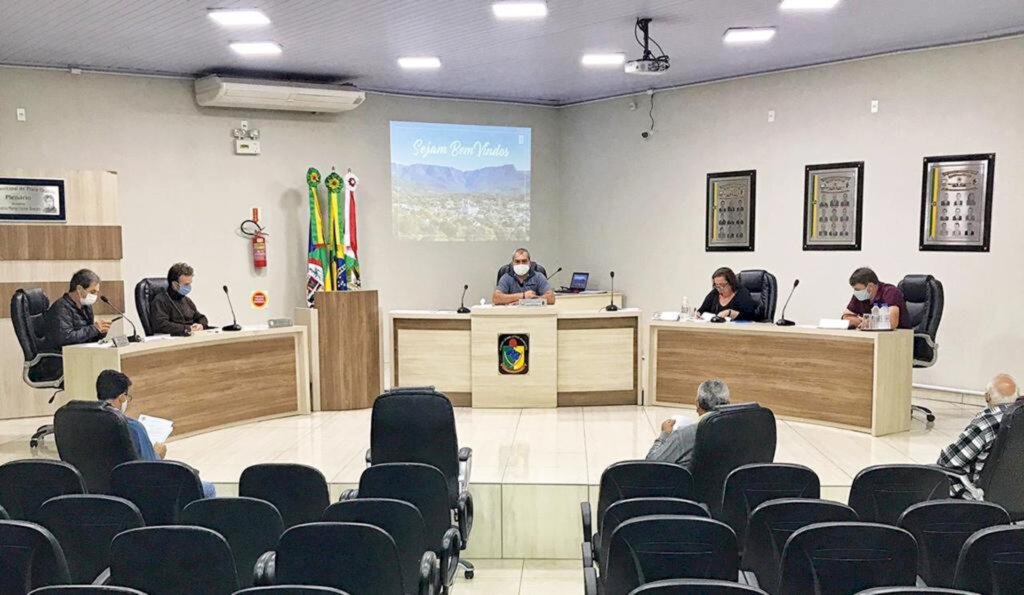 VEREADORES DE PRAIA GRANDE APROVAM PROJETO QUE PROÍBE  A DEMISSÃO DE SERVIDORES