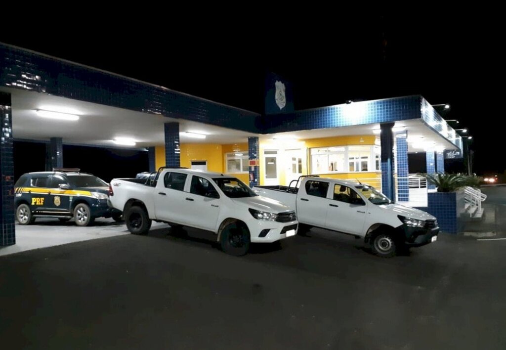 PRF/ Divulgação - Duas picapes locadas mediante a fraude foram recuperadas em Araranguá