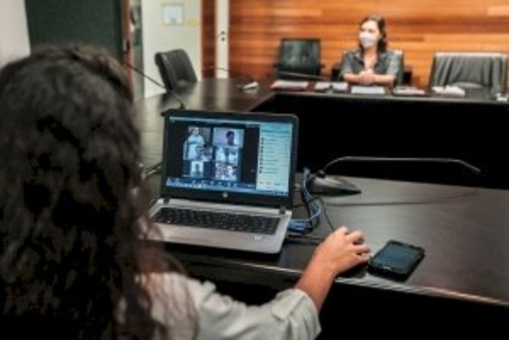 Bruno Collaço / AGÊNCIA AL - Servidores da Alesc acompanham a reunião virtual da Comissão de Saúde, nesta quarta (29)