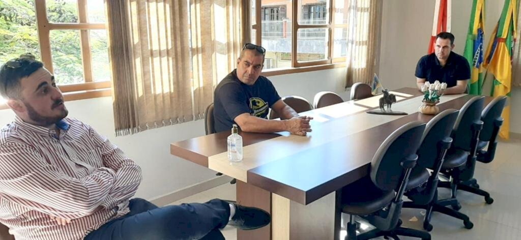 AUTORIDADES DISCUTEM PRÓXIMOS PASSOS CONTRA O COVID-19 EM PRAIA GRANDE