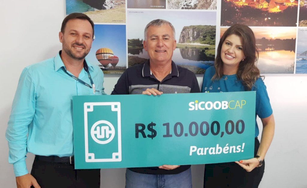 AGÊNCIA DE TORRES DO SICOOB CREDISULCA PREMIA MADEIREIRA DALCEGIO COM R$ 10 MIL PELO SICOOBCAP