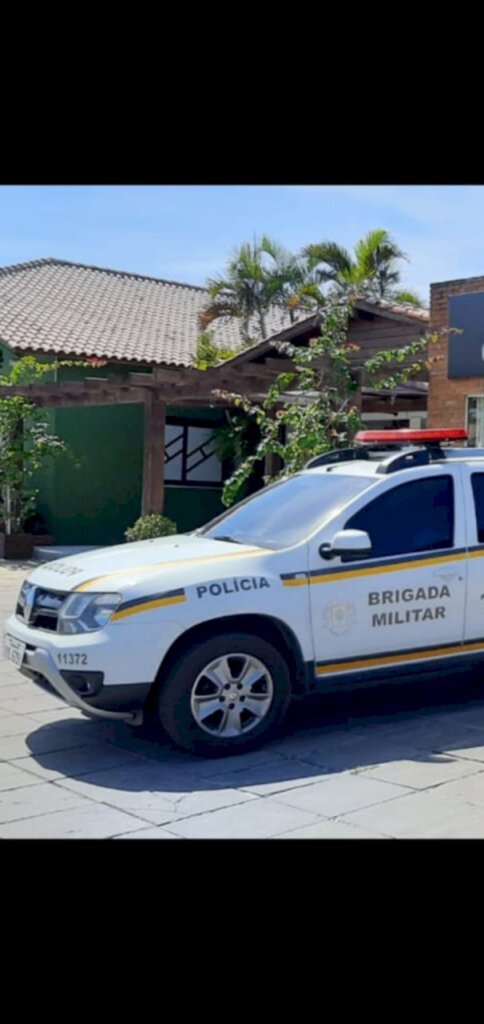 DUPLA É PRESA APÓS ROUBAR PEDESTRE EM TORRES