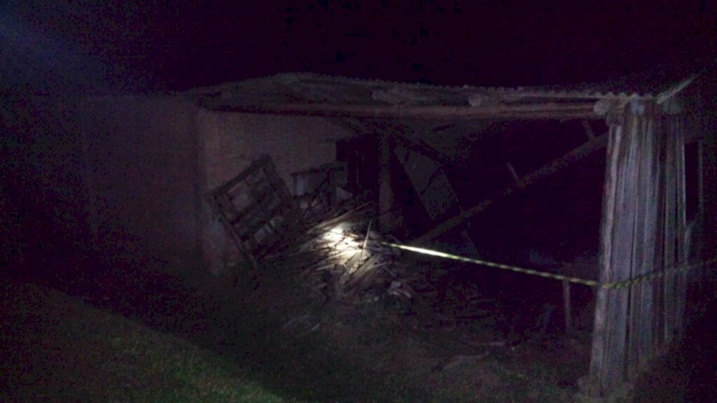 GALPÃO É TOMADO PELAS CHAMAS EM SÃO JOÃO DO SUL
