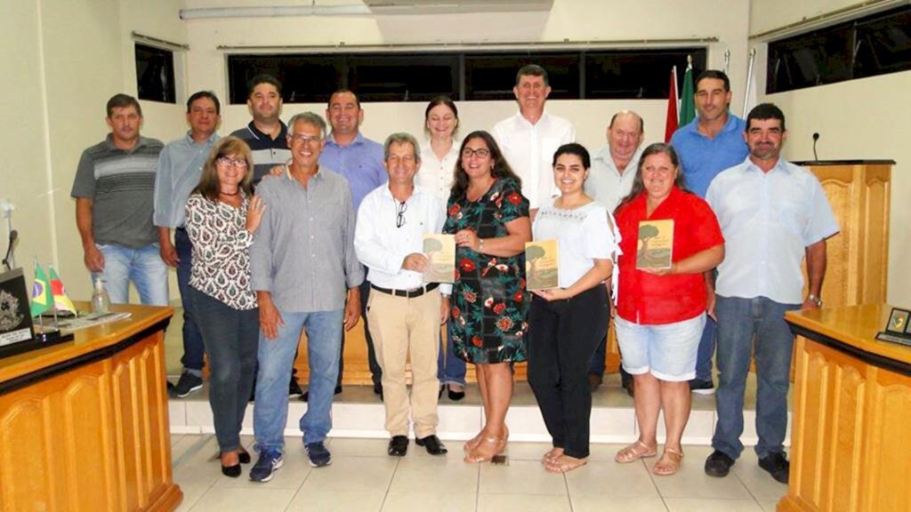 LANÇADO NA CÂMARA DE VEREADORES DE MAMPITUBA O LIVRO 'VOZES DA AGRICULTURA ECOLÓGICA II'