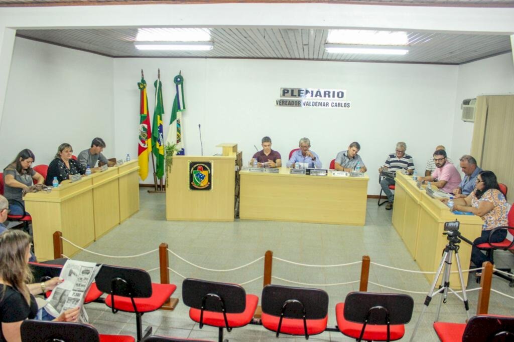 PREFEITO LUIZ SE DEFENDE DE ACUSAÇÕES  NA CÂMARA DE VEREADORES DE MORRINHOS DO SUL