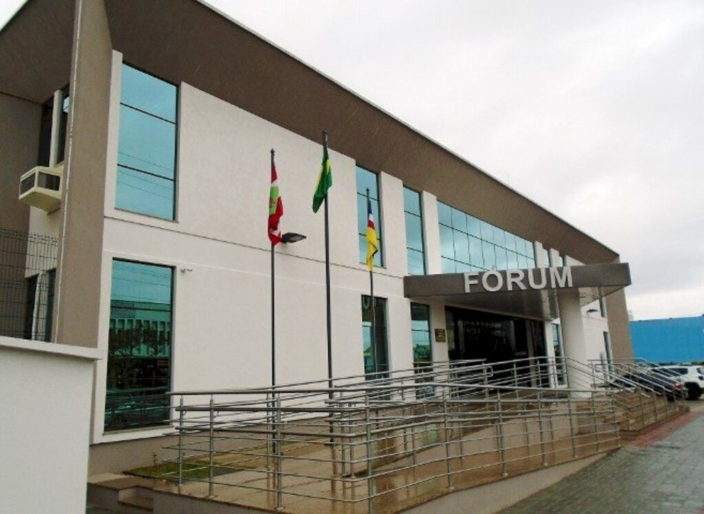 FÓRUNS RESTRINGEM ACESSO AO PÚBLICO EXTERNO