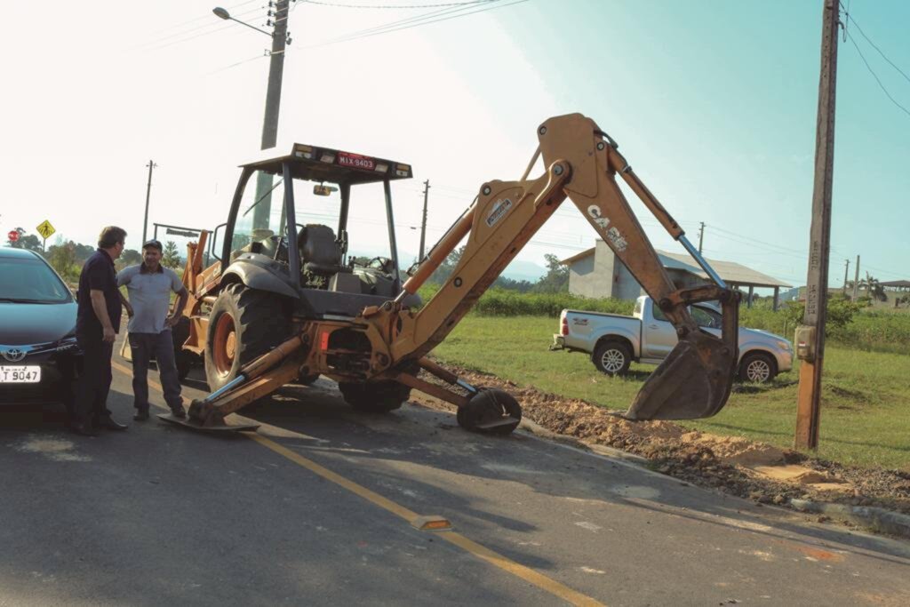 PREFEITO MOACIR TEIXEIRA ACOMPANHA OBRAS EM ANDAMENTO NO MUNICÍPIO DE SÃO JOÃO DO SUL