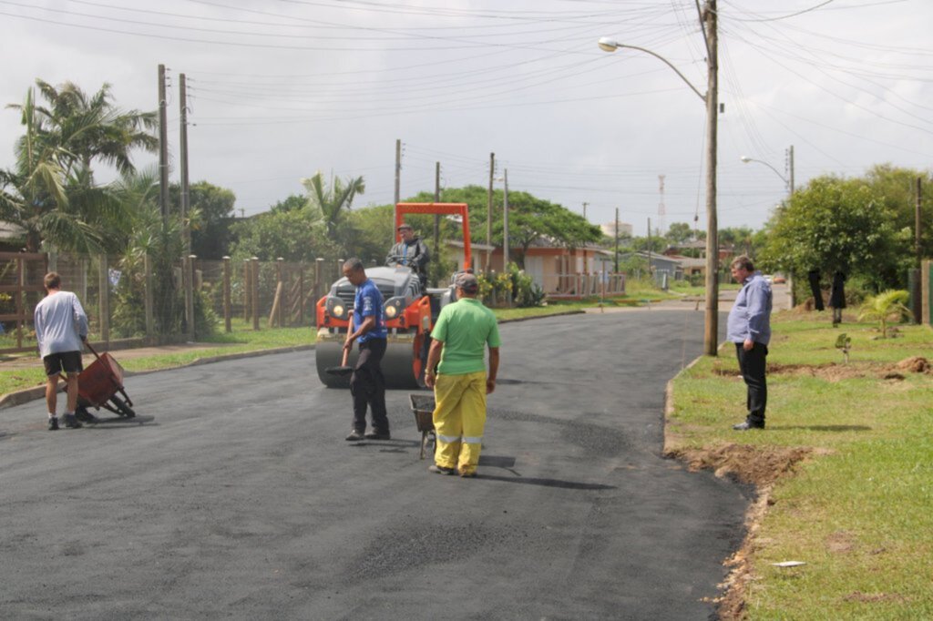 ARROIO DO SAL INICIA A IMPORTANTE OBRA DE ASFALTAMENTO DO ACESSO À ESCOLA ARACY GOMES VALIM